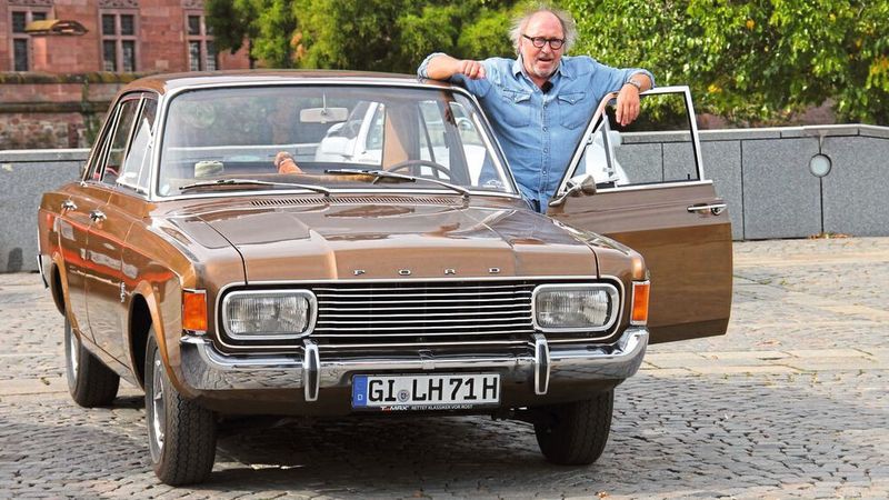 Keine Marke bot in den Sechzigern mehr Auto fürs Geld: Wo die Konkurrenz mit vier Zylindern zufrieden war, lockte Ford mit der Kraft und Laufkultur des V6 – und hatte damit riesigen Erfolg. Nur die Autotester waren etwas pikiert, als Ford mit den üppig verzierten P7-Modellen die vielgelobte „Linie der Vernunft“ verließ. Heute lieben die Fans den 20M für sein US-Design und seinen gelassenen Charakter: das leise Geschrummel des Sechszylinders, die weichen Sessel im riesigen Innenraum, der Blick über die tischtennisplattengroße Motorhaube. Kabarettist Urban Priol trennt sich nur schwer von seinem Ford und diesem Fahrgefühl. (Bild: Lebenshilfe Gießen)