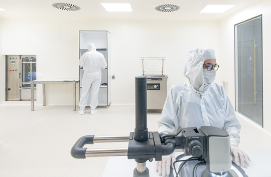 Kontrollierte Prozesse und saubere Bedingungen für die sichere Handhabung der Wafer-Rahmen.(Bild:  Sumitomto)
