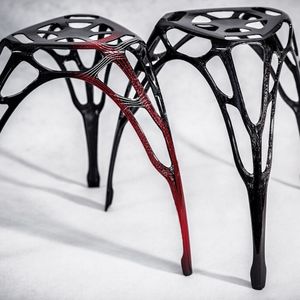 Leichtbauhocker aus carbonfaserverstärktem Kunststoff, entwickelt in Kooperation von Wissenschaftlern und Studenten von IPF und HTWD. Die eingefügten roten Linien im linken Bild symbolisieren die Kraftflüsse/Faserverläufe.