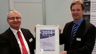Thomas Sautter (rechts) verleiht auf der SPS IPC Drives den „Best European Distributor“-Preis von Kollmorgen an Hermann Hirt von der ime GmbH. (Bild: Kollmorgen)