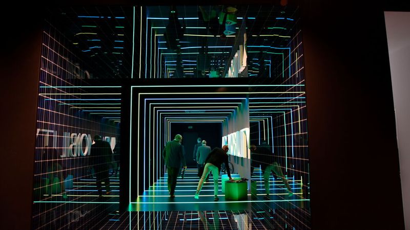 Den E-Mobility-Showroom von AVP Autoland zu betreten, ist ein echtes Erlebnis. (Bild: Simon/»kfz-betrieb«)