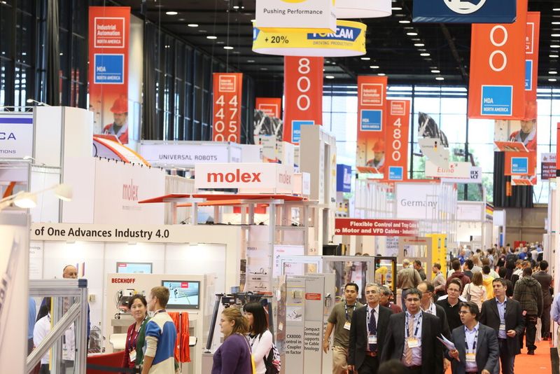 Besucher informieren sich über neue Produkte und Lösungen für industrielle Automation sowie Antriebs- und Fluidtechnik auf den Messen „Industrial Automation North America“ und „MDA North America 2014“ in Chicago. (Bild: Deutsceh Messe)