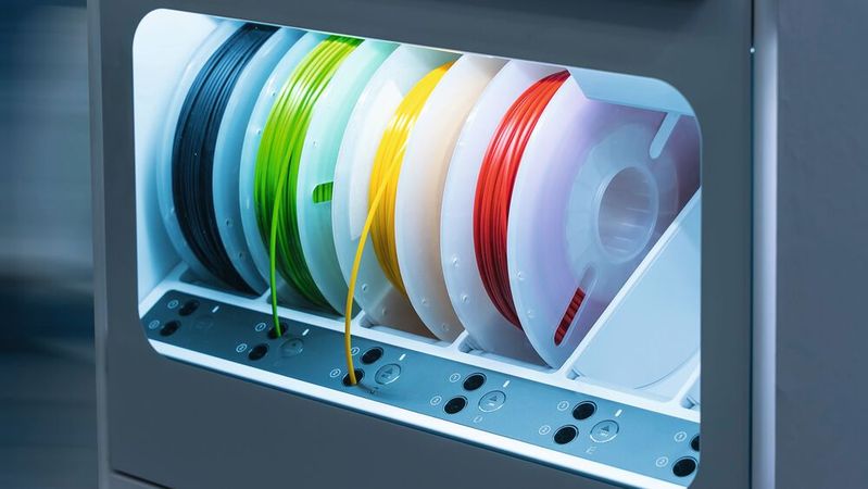 Im 3D-Druck werden thermoplastische Materialien als Filament bezeichnet, die in Faden- bzw. Drahtform auf einer Spule gewickelt sind. Das Filament wird beim Druck erhitzt und anschließend über eine Düse extrudiert, um schichtweise ein Objekt bzw. Bauteil herzustellen. (Bild:  xiaoliangge - stock.adobe.com)