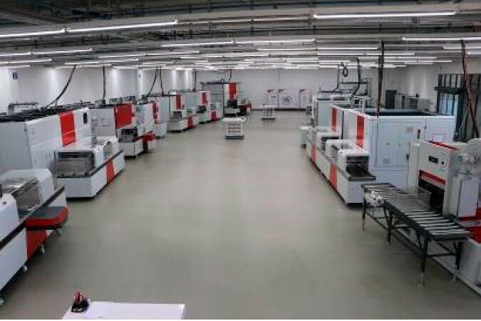 Im Kompetenz-Zentrum der Pero AG in Königsbrunn stehen 15 bis 17 Serien-Reinigungsanlagen, auf denen regelmäßig Testreinigungen von 110 Kundenbauteilen durchgeführt und neueste Technologien präsentiert werden. Darüber hinaus finden hier Schulungen und Validierungen von Maschinenverbesserungen statt.