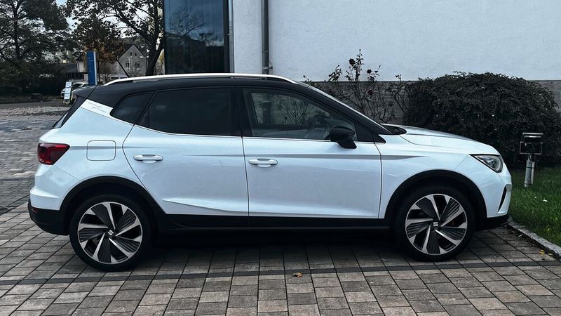 Das Design des Seat Arona ist ansprechend modern. Übertriebenes „Geschwurbel“ haben sich die Verantwortlichen zum Glück verkniffen. Allerdings typisch Zeitgeist: Das hochgezogene Blech am Ende der Fondtüren und die extrem breite C-Säule sorgen für eine schlechte Sicht nach schräg hinten und damit eine schlechte passive Sicherheit. Die muss man sich in Form von Heckkamera und Einparkpiepsern wieder teuer erkaufen.(Bild:  Simon – VCG)