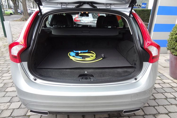 Das Gepäckraumvolumen ist mit 305 Litern nicht wirklich üppig. Schuld an den beengten Platzverhältnissen ist die  unter dem  Gepäckraumboden platzierte Batterie. (Foto: Mauritz)