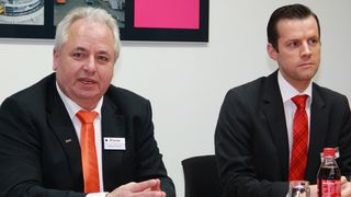 Wilhelm Sturm, CEO der Sturm-Gruppe (li.), und Dr. Heiner Lang, President MAG Europe & Asia, sehen sich durch ihre Partnerschaft gut aufgestellt für die Serienfertigung von Zylinder-Kurbelgehäusen mit thermischer Laufbahnbeschichtung. (Bild: Kroh)
