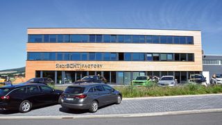 Am Stadtrand von Uslar in Niedersachsen hat Maik Siebrecht auf dem Gelände einer alten Kühlerfabrik seine Siebrecht Factory erstellt.  (Bild: Rosenow – VCG)