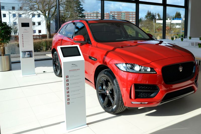 Auch den neuen Jaguar F-Pace  können die Besucher in der Eröffnungswoche in Augenschein nehmen. (Foto: Mauritz)