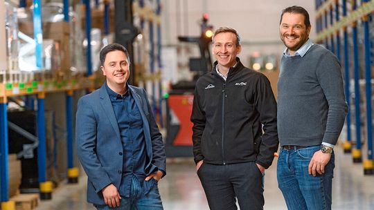 V.l.n.r.: Jens Ritscher, Head of Projects der FIEGE Niederlassung IDC, Jakob Stoffel, Systemberater Automation bei Suffel Fördertechnik und Jens Veltel, Senior Consultant bei FIEGE Engineering.(Bild:  Linde Material Handling GmbH)