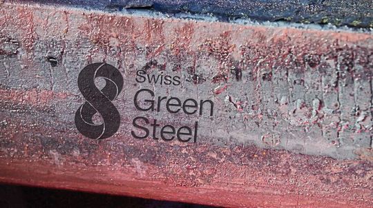 Das 2024 veröffentlichte Whitepaper analysiert die materialtechnischen und prozessualen Herausforderungen auf dem Weg zur Dekarbonisierung der Luftfahrt.(Bild:  Swiss Steel Group)