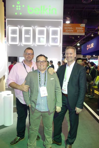 (v. l.) Tobias Lippke und Fatos Tota, Belkin, mit René van Rijn, First WISE Media.  (Bild: IT-BUSINESS)