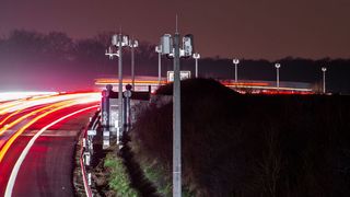 Auf der A39 wird der Verkehr rund um die Uhr aufgezeichnet – auch bei Nacht. Die hochauflösenden Stereo-Kamera-Systeme erfassen vorbeifahrende Fahrzeuge mit einer Genauigkeit von unter 25 Zentimetern – alles völlig anonymisiert. Mit acht Metern Höhe decken die Kameras beide Fahrtrichtungen ab. (DLR)