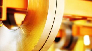 Bild 1: Um die Ummagnetisierungsverluste von nicht kornorientiertem Elektroband zu verringern, wurde der Silizium- und Aluminiumanteil erhöht.  (Bild: Thyssen-Krupp Steel Europe)