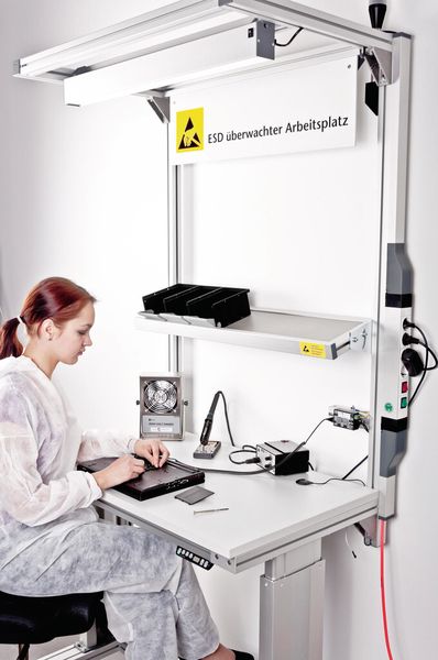 Bild 1: Montagearbeitsplatz in ESD-Ausführung für die sichere Montage von Elektronikbauteilen. (Bild: Minitec)