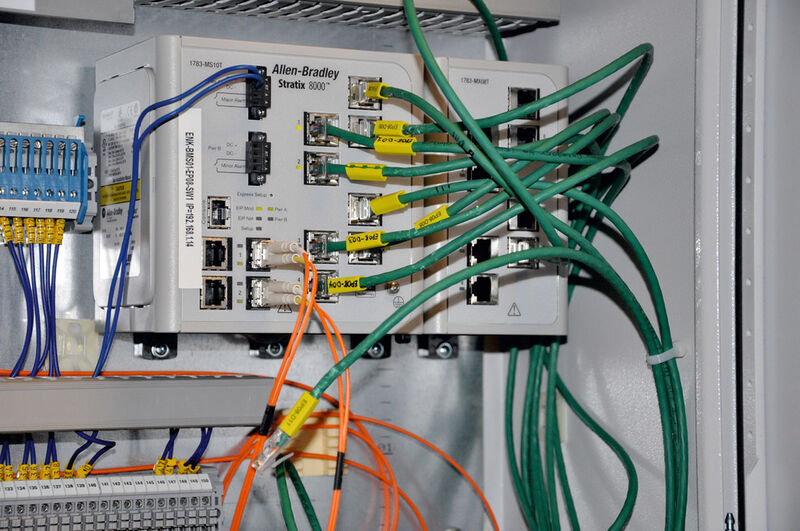 Im gesamten Unternehmen wurde ein auf Glasfasern basierendes Steuerungsnetzwerk installiert und mit Stratix Switches von Rockwell Automation verbunden. Dadurch kann Oriola Nachbesserungen und Änderungen vornehmen, ohne die bereits validierten Anlagenteile zu gefährden. (Bild: Rockwell)