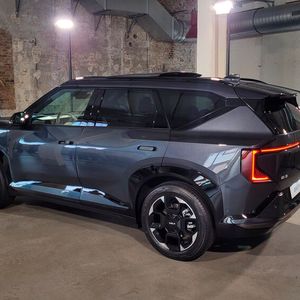 Das C-SUV schließt die Lücke zwischen EV 3 und EV 9.(Bild:  Wehner - VCG)