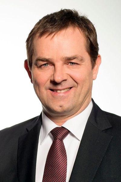 Auch Jürgen Holeksa verlässt den Vorstand von ZF zum 30. September 2018 auf eigenen Wunsch. Er will sich nach mehr als sieben Jahren beim Zulieferer einer neuen Herausforderung stellen. Holeksa wurde im Juli 2011 in den Vorstand der ZF Friedrichshafen AG berufen. Zusätzlich zu seiner Verantwortung für das Personal und der Funktion des Arbeitsdirektors war er von 2013 bis 2015 für die Region Asien-Pazifik verantwortlich. (ZF)