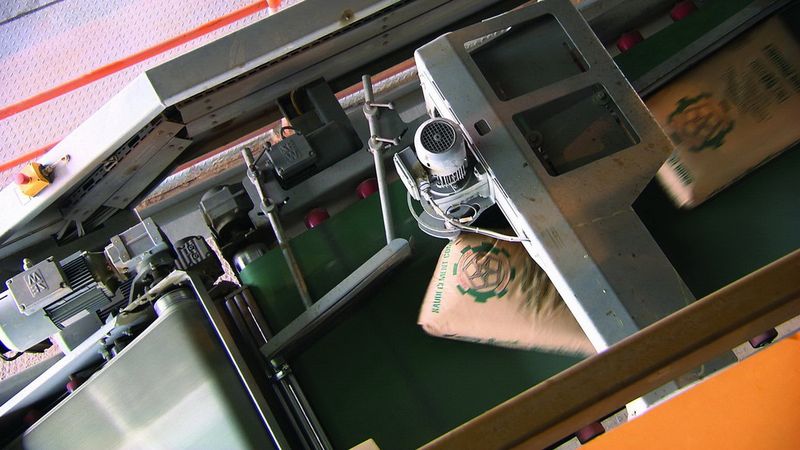 Fig. 4: Using the turning device, the Beumer autopac brings the bags into the proper position. (Picture: Beumer Group)