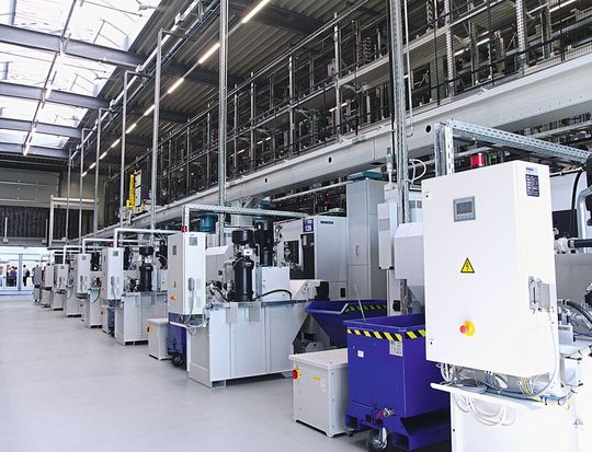 In der jüngsten Fertigungserweiterung sind insgesamt sieben horizontale BAZ miteinander verkettet. Die gesamte Produktion inklusive der Werkzeuglogistik wird von der MMS geplant, gesteuert und überwacht.(Bild:  Martinus Menne)