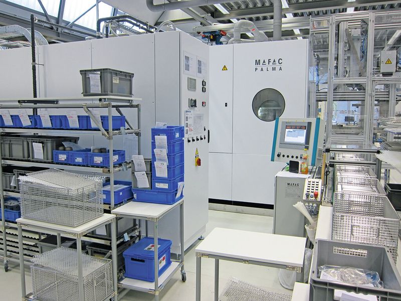 Die Reinigungsanlage ist an den individuellen Bedarf angepasst und mit vielen Extras ausgestattet, unter anderem ist die Maschine höher, länger und schwerer als das Standardmodell. (Bild: Mafac)