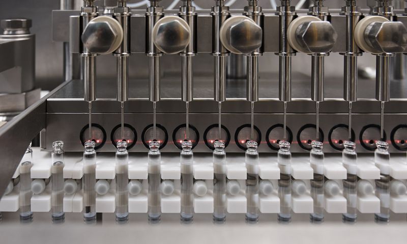 Die neue Hochtechnologielinie für Biologika (NAPA, New Aseptic Processing Area): Hier werden Insuline bei absoluter Keimfreiheit in Zylinderampullen abgefüllt. (Thomas Lohnes/Sanofi)