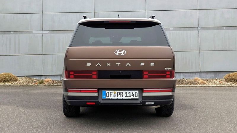 Das Heck mit seinem deutlich sichtbaren Einzug nach unten sieht dafür etwas gewöhnungsbedürftig aus – ... (Bild: Rosenow – VCG)