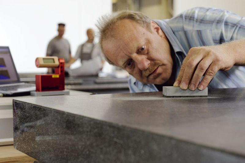 Zum Dienstleistungsspektrum des Mineralguss-Spezialisten Epucret gehört auch das Läppen. Bild: Epucret (Archiv: Vogel Business Media)