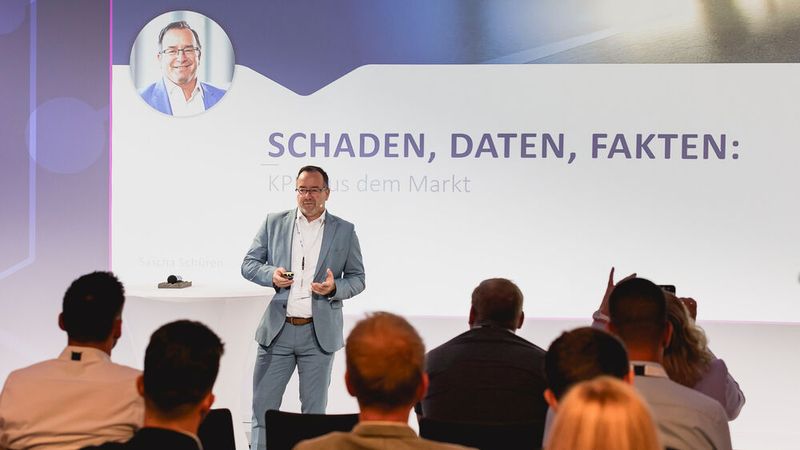 In so genannten Partner-Sessions gewannen die Teilnehmer der Würzburger Veranstaltung spannende Einblicke in unterschiedliche aktuelle Themen. Sascha Schüren von der Car Garantie beispielsweise hielt einen Vortrag über die Entwicklung der Reparaturkosten. (Bild: Foto: Stefan Bausewein)