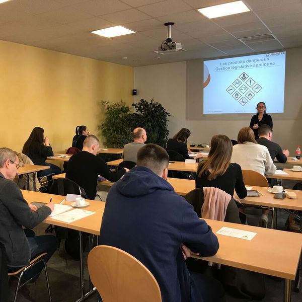 Tous les cours sont adaptables et peuvent être donnés en entreprise. Carrefour de rencontres, de savoirs et de compétences, la FSRM reste ainsi au cœur du tissu microtechnique suisse.  (Source : FSRM)