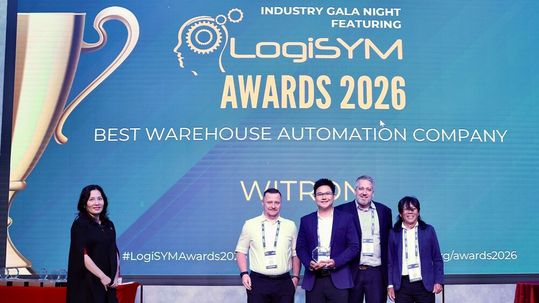 Pauline Tok (l.), CEO der Singapore Aircargo Agents Association (SAAA), überreichte die Auszeichnung an das Witron-Team (v.l.): Patrick Weiss, Win Tun, Tobias Hessing und Billy Syed.(Bild:  LSCMS)