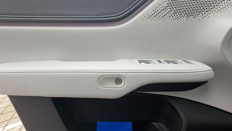 Statt Türgriffen gibt es im G6 einen Türschalter. (Bild: Mauritz – VCG)