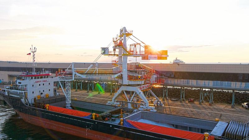 Die neuen Anlagen mussten in die bestehenden Anlagen integriert werden, um so einen reibungslosen Materialfluss vom Längslager bis zum Schiff zu ermöglichen. (Bild: Beumer Group)