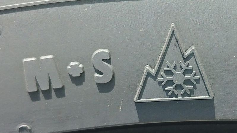 Winterreifenkennzeichnung alt und neu: M+S-Kennung (links) und das nun gesetzlich vorgeschriebene Schneeflockensymbol (rechts). (Bild:  BRV)