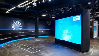 Die „Arena der Digitalisierung“ zeigt, wie die Digitalisierung in der Metallbearbeitung und Motorenproduktion eingesetzt werden kann. (www.siemens.com/press)