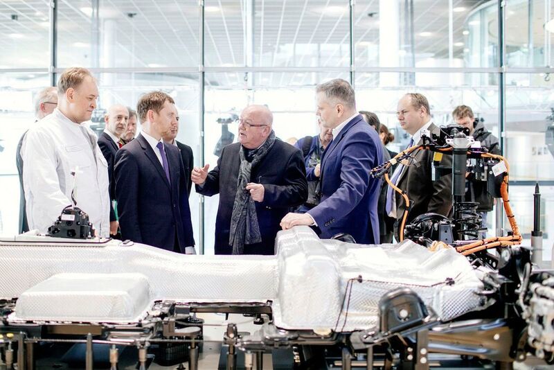 VW-Sachsen-Chef Siegfried Fiebig (Mitte) und Manufaktur-Standortleiter Lars Dittert erläutern Sachsens Ministerpräsident Michael Kretschmer (2. v. li.) den Batteriesatz im E-Golf. (Volkswagen)