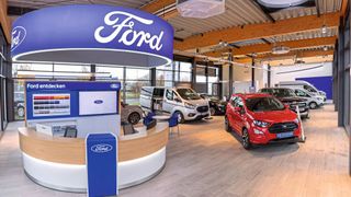 In Goslar investiert die Hermann-Gruppe in ein Transit Center 2.0. Die Ausstellungshalle ist im „Ford Signature Design“ ausgeführt, das laut dem Hersteller eine innovative und digital vernetzte Einzelhandelsumgebung schaffen soll. (Bild: Hermann)