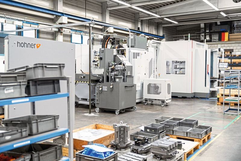 Hohner Maschinenbau musste seine Fertigungshalle neu strukturieren, um Platz für die neue Anlage, bestehend aus der C 650 U, C 400 U und einer Roboterautomation, zu schaffen. (maikgoering photography)