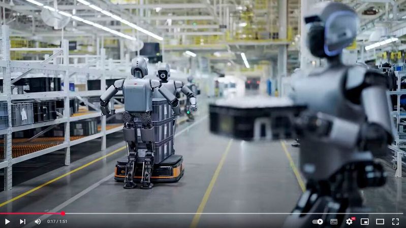 Das im Text eingebundene Video zeigt u. a., wie ein durch Software und ein eigenes „Internet of Humanoids“ (IoH) vernetztes Team von Robotern der Marke „Walker S1“ gemeinsam Kisten zur Produktionslinie schleppen.(Bild:  Ubtech Robotics)