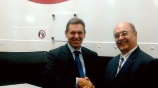 Roton PowerSystems hat Anfang 2012 die Werksvertretung des italienischen Herstellers Borri in Deutschland übernommen. Lorenzo Benzoni (li.), Vertriebsleiter Borri Industrial Power Solutions Europe und Anton Pleyer (re.), Geschäftsführer und Inhaber von Roton, bei der Besiegelung des Vertrags. (Roton) (Archiv: Vogel Business Media)