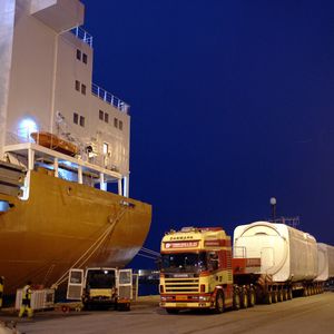 Transport und Verladen der Windenergieanlagen (WEA)-Komponenten erfolgt rund um die Uhr. Die Manager und Mitarbeiter von Seatight haben sich auf das Sichern von nicht standardisierten Schiffsladegütern spezialisiert.