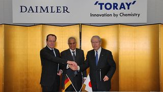 Toray Industries und Daimler bei der Unterzeichnung eines Joint Ventures zur Herstellung und Vermarktung von CFK-Automobilteilen (v. l. n. r.): Rainer Christian Genes (Vice President, Production Planning Mercedes-Benz Cars), Prof. Dr.-Ing. Bharat Balasubramanian (Vice President Product Innovations & Process Technologies in Group Research & Advanced Engineering der Daimler AG) und Shinichi Koizumi (Executive Vice President Representative Director Toray).  (Bild: Daimler)