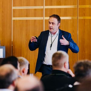 Um integrierte Daten in der Produktion drehte sich der Vortrag von Andreas Rzezacz. Er leitet den Geschäftsbereich IT bei Leadec Automation & Engineering.(Bild:  www.bkfotofilm.de)