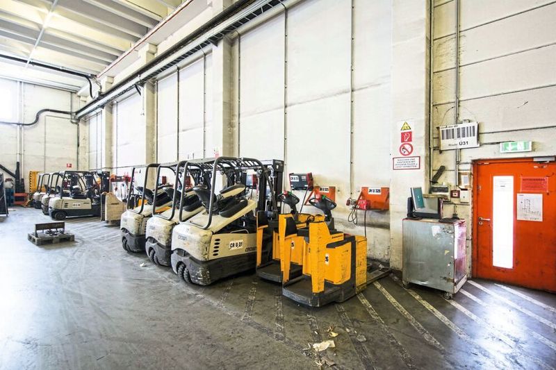 Um die intralogistischen Abläufe möglichst schnell und effizient zu gestalten, setzt Gebrüder Weiss auf elektrisch angetriebene Flurförderzeuge. (Fronius)