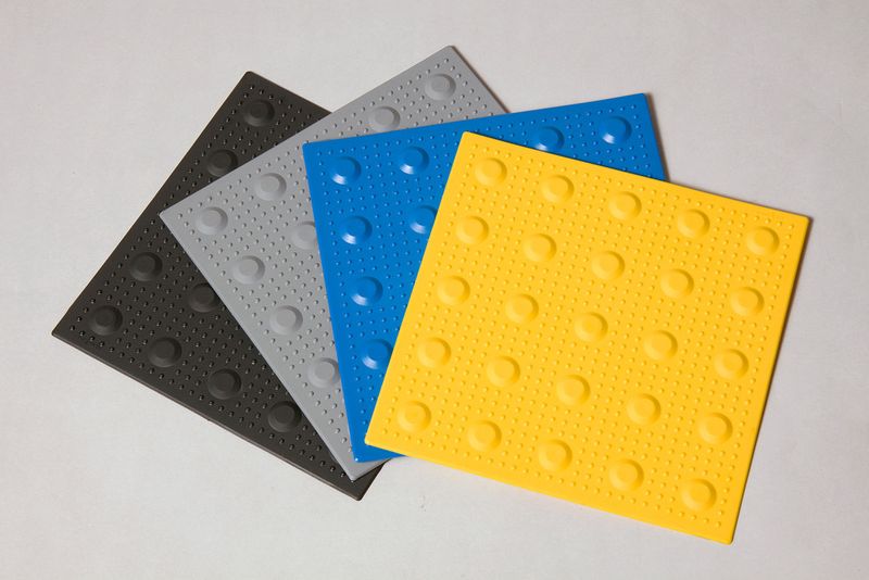 Der taktile Fußboden ist abrieb- und kratzbeständig und kann einfach und kostengünstig verlegt werden. (Bild: Bayer Material Science)