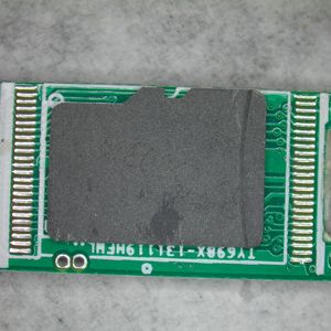 Auch bei USB-Sticks gibt es Fälschungen von Markenprodukten. Hier wird eine No-Name-Micro-SD-Karte als NAND-Chip verwendet. (Bild:  CBL)