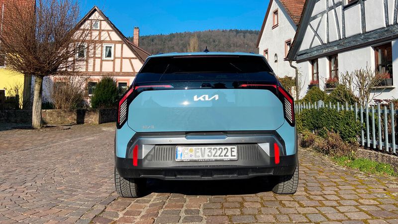 7. Der Antrieb: Der Antrieb: Unaufgeregt ist auch der Antrieb. Mit 150 kW ist der EV3 für E-Auto-Verhältnisse kein herausragend leistungsstarkes Modell. Im Vergleich mit der Verbrennerfamilie sind 150 kW aber ein Wort. Sie sind mehr als ausreichend, um auf der Autobahn nicht nur mitzuschwimmen, sondern auch mal davonzuziehen. Von 0 auf 100 km/h braucht das Auto 7,9 Sekunden. Bei 170 km/h ist allerdings schon Schluss. Wie beim Laden gilt: Für den Großteil der Zielgruppe dürfte das ausreichen.  (Bild: Kuhn - VCG)