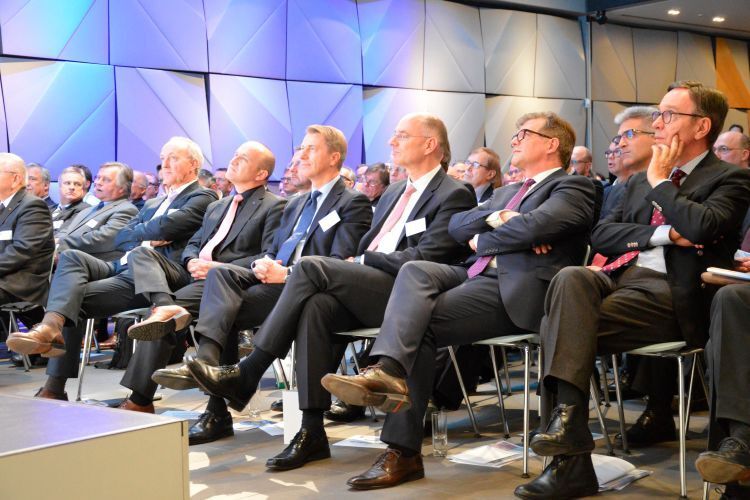 Mit Spannung warteten die Gäste auf die neuesten Ergebnisse der Marktbefragung. In der ersten Reihe saßen (von rechts) VDA-Präsident Matthias Wissmann, die DAT-Geschäftsführer Jens Nietzschmann, Thilo Wagner und Helmut Eifert, Nissan-Chef und VDIK-Vizepräsident Thomas Hausch und VDIK-Präsident Reinhard Zirpel. (Achter / »kfz-betrieb«)