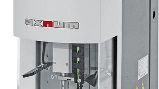 Bild: Die neue NC-Servopresse UFM-C-Compact mit Rundschalttisch montiert Mikroteile präzise und wirtschaftlich. (AxNum AG)