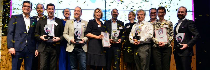Die Preisträger des "Digital Transformer of the Year 2017" zusammen mit den Initiatoren.(Bild:  Paul Knecht/storytile)